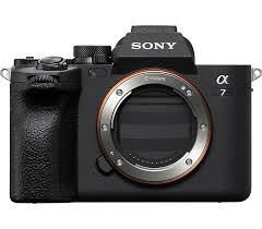 roamfreerebecca-best-travel-photography-gear-camera-body-sony-a7iv