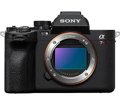 roamfreerebecca-best-travel-photography-gear-camera-body-sony-a7rv