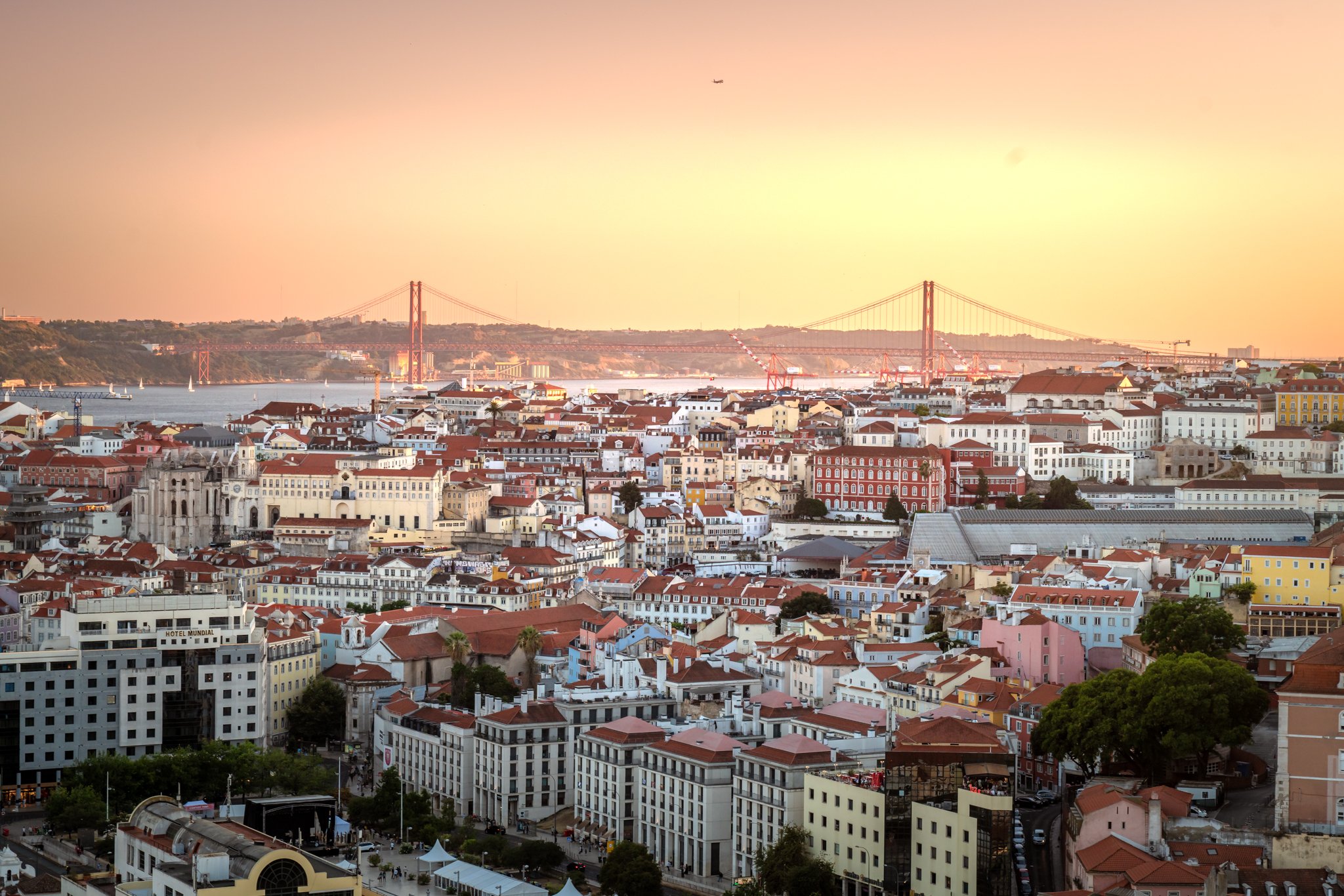 roamfreerebecca-Miradouro-da-Senhora-do-Monte-sunset-lisbon-portugal-europe-world-trip-02676