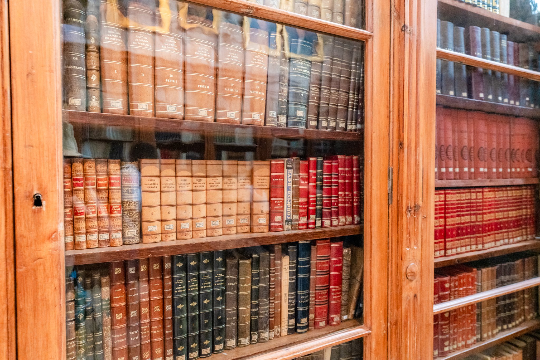 roamfreerebecca-books-bookstore-lisbon-portugal-europe-world-trip-01999