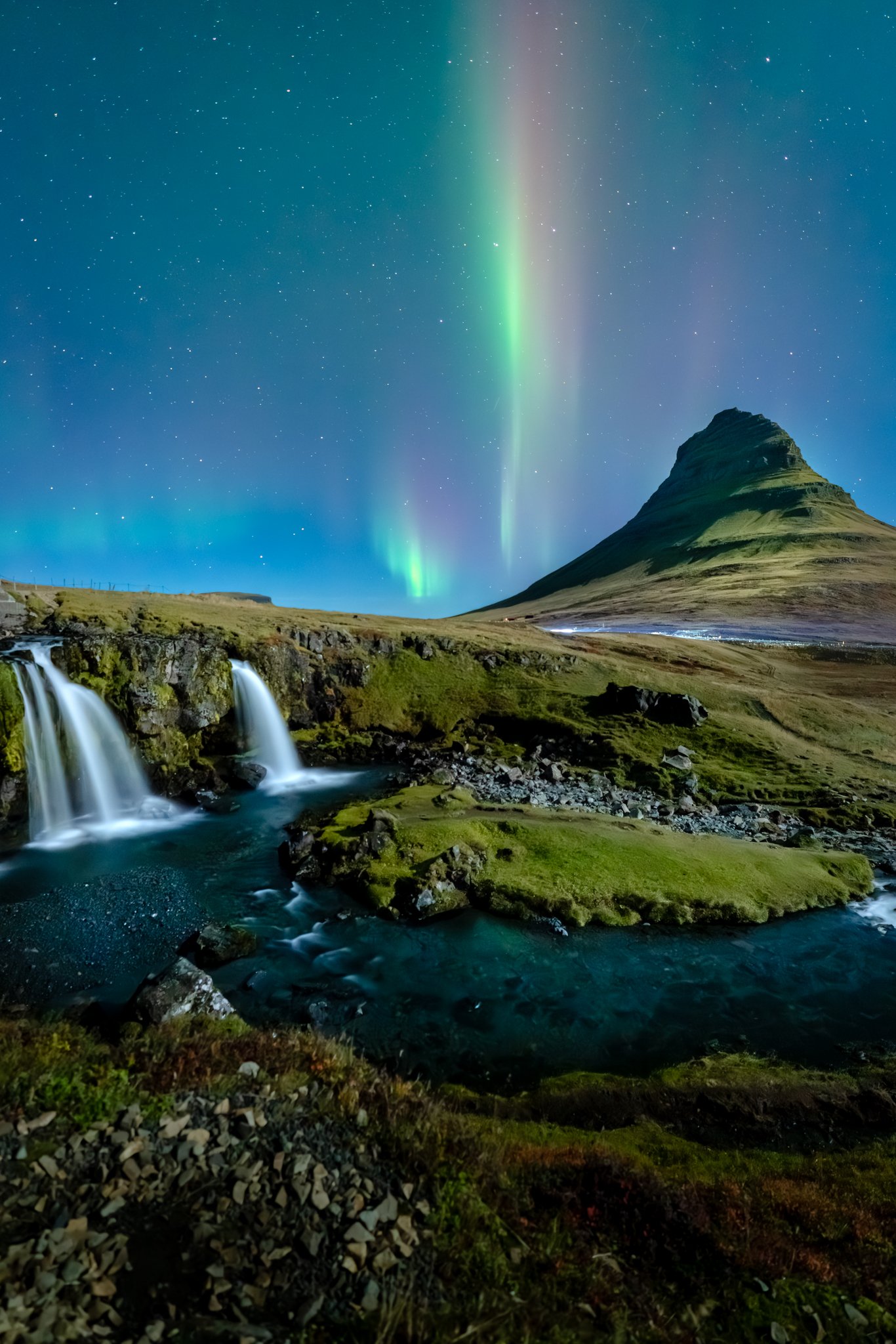 roamfreerebecca-winter-aurora -northern-lights-Kirkjufellsfoss-iceland-europe-09152