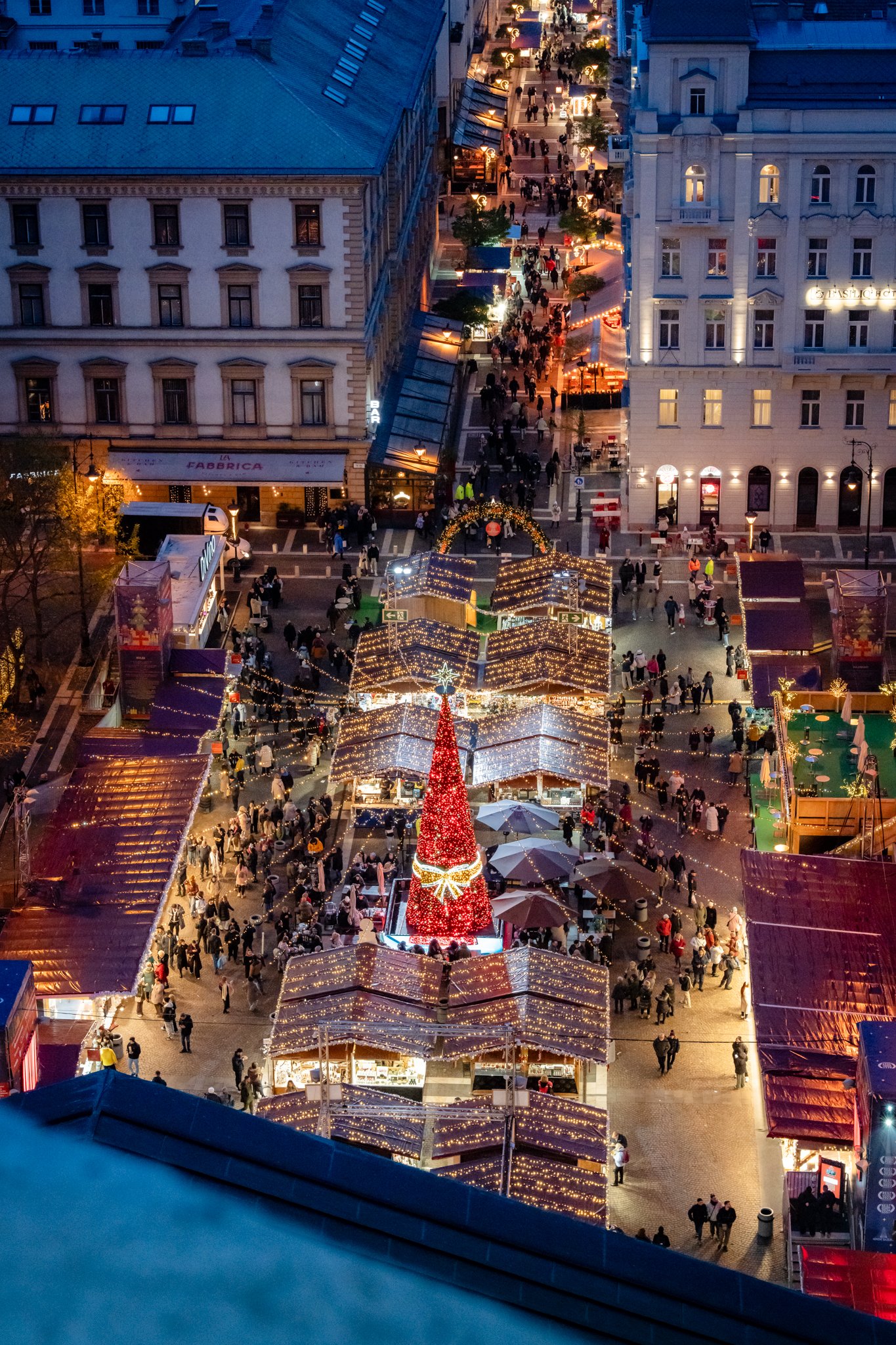 roamfreerebecca-St-Stephens-Basilica-Christmas-Market-budapest-hungary-europe-00137