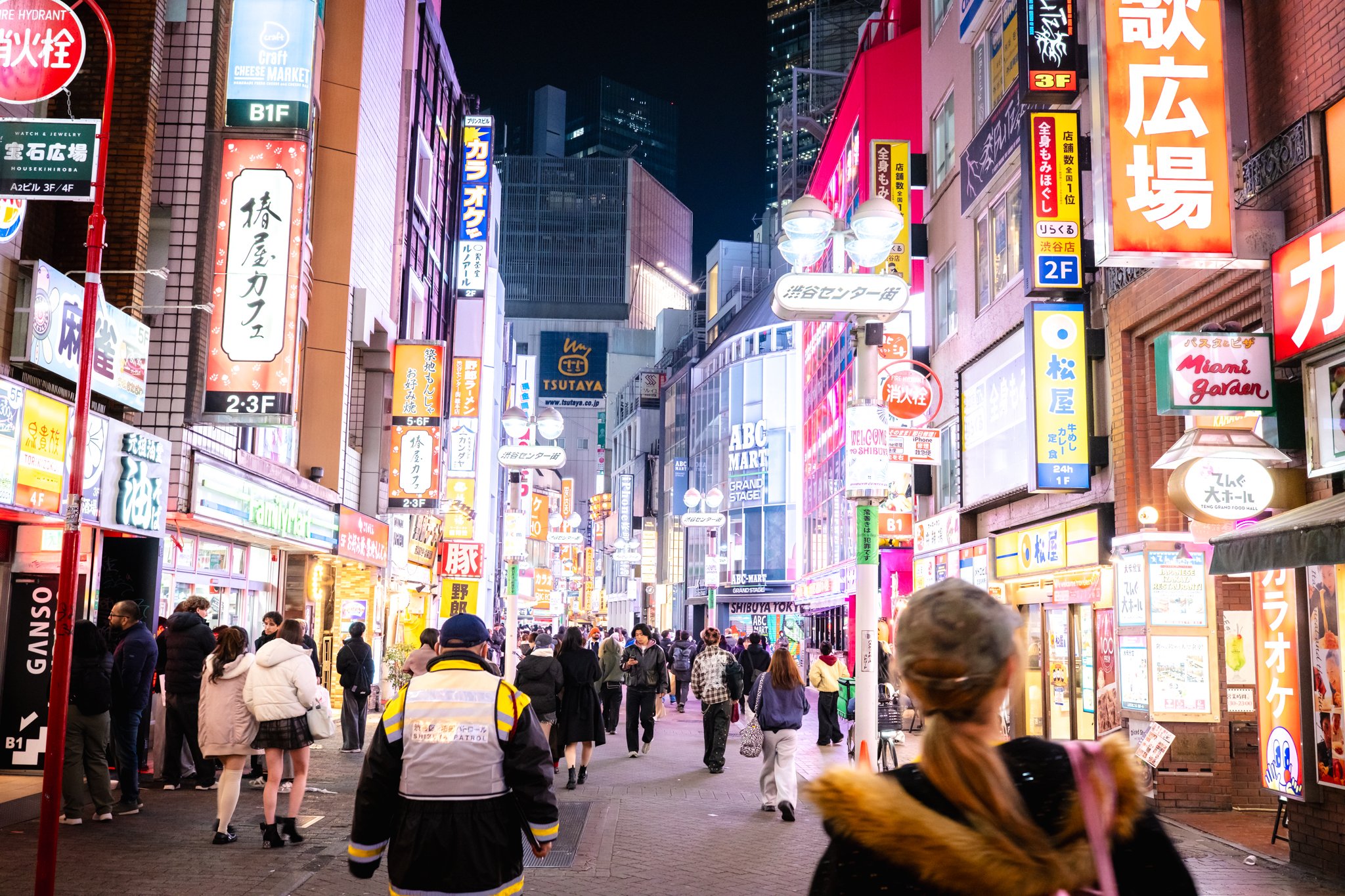 roamfreerebecca-retro-lights-street-nightlife-tokyo-japan-asia-0660
