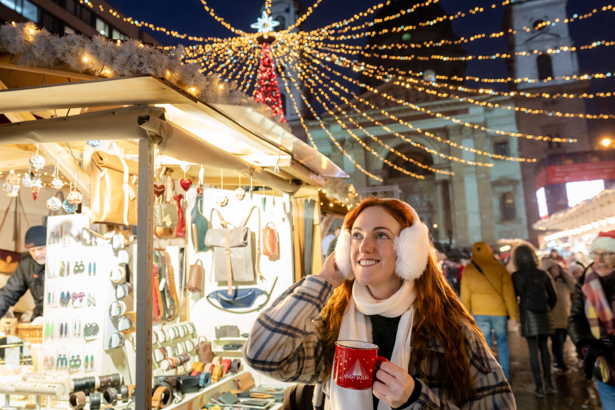 roamfreerebecca-st-stephens-basilica-christmas-market-budapest-hungary-europe-00823