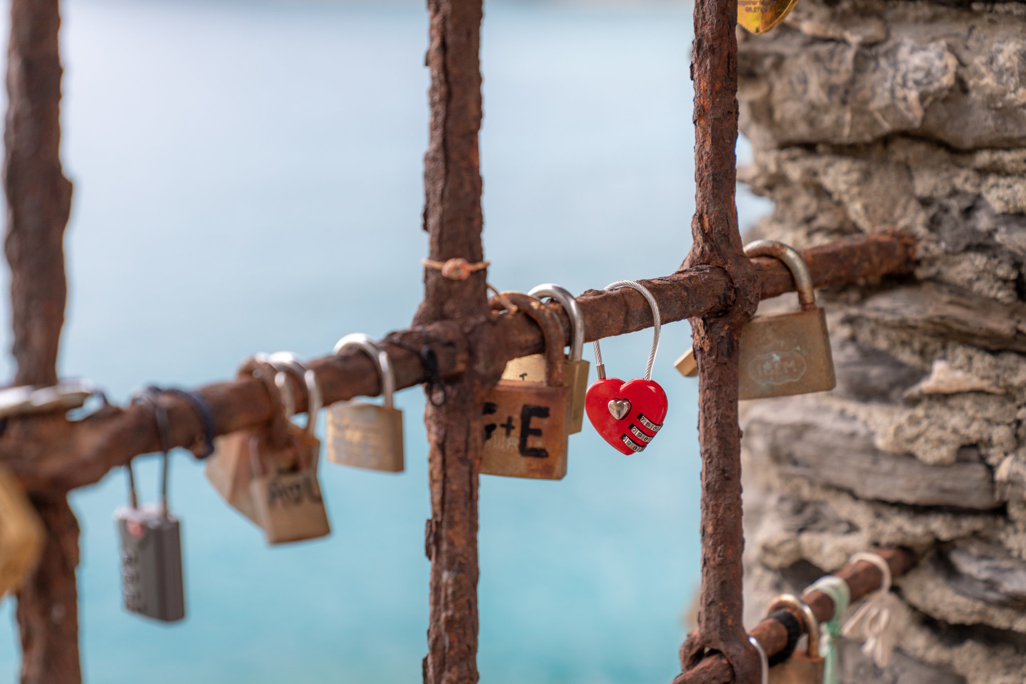roamfreerebecca-fence-locks-cinque-terre-italy-europe-world-trip-03013