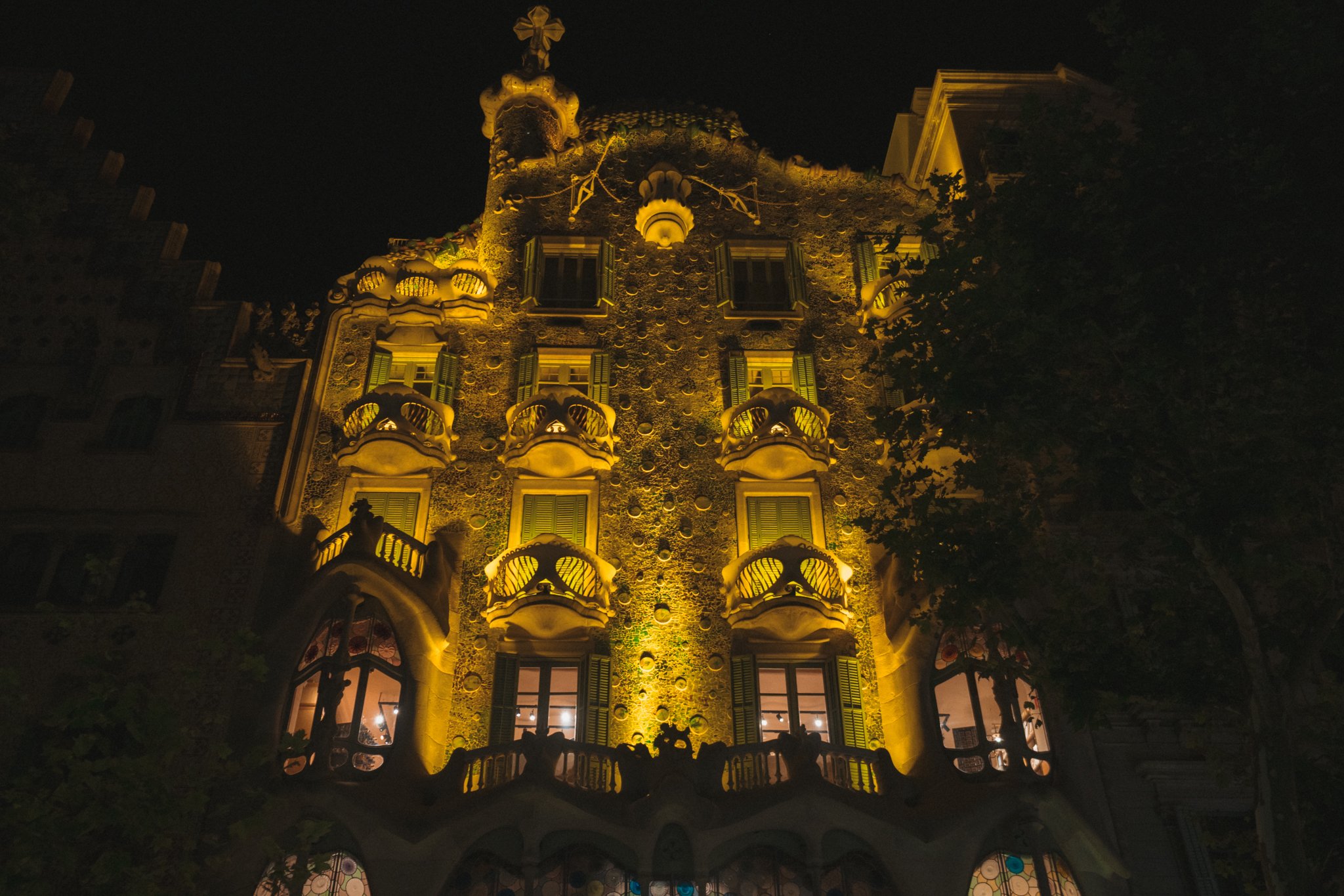 roamfreerebecca-gaudi-night-casa-batllo-barcelona-spain-europe-00443 (1)