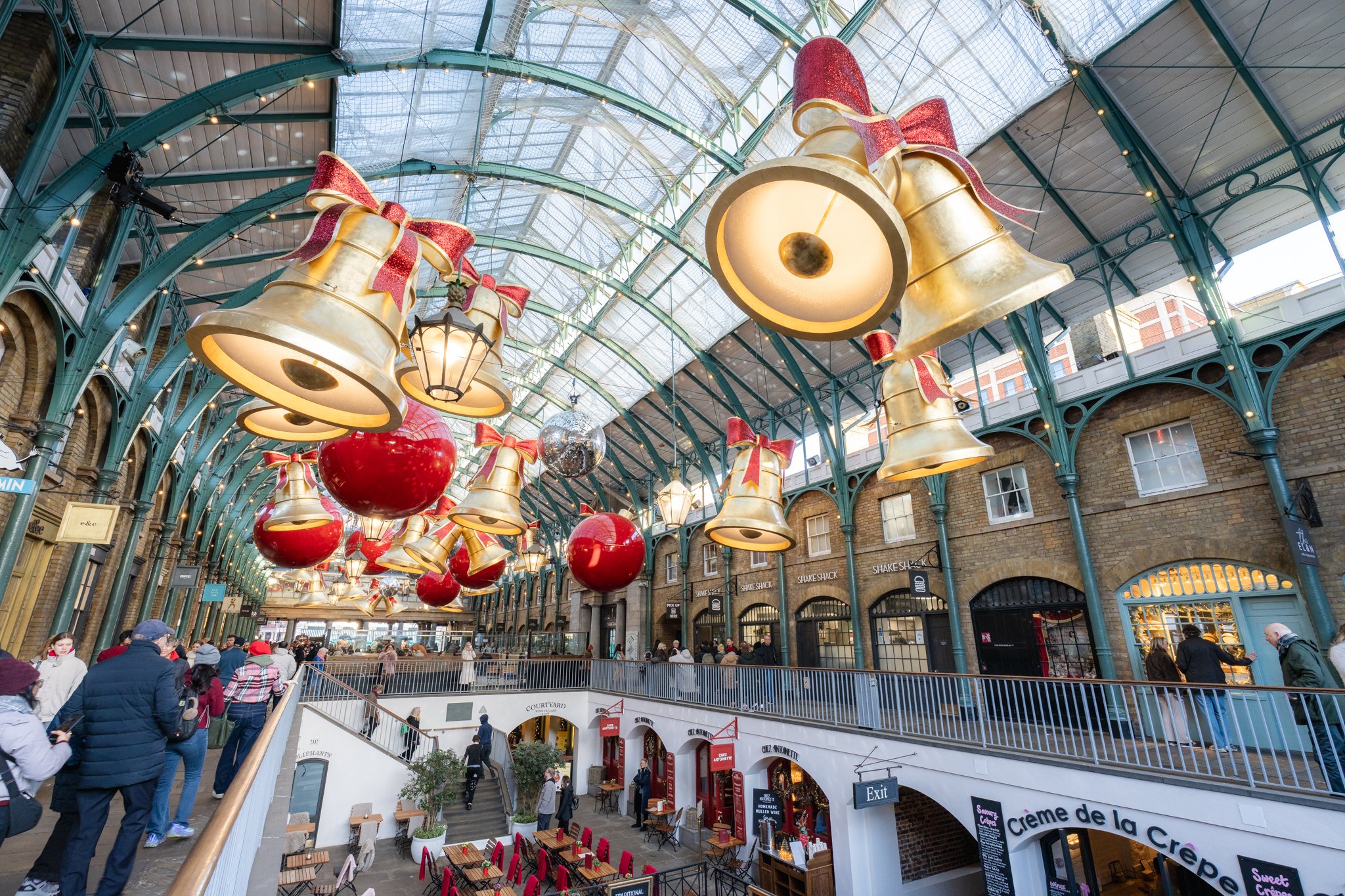 roamfreerebecca-apple-market-covent-garden-london-christmas-markets-winter-london-england-united-kingdom-europe-00254
