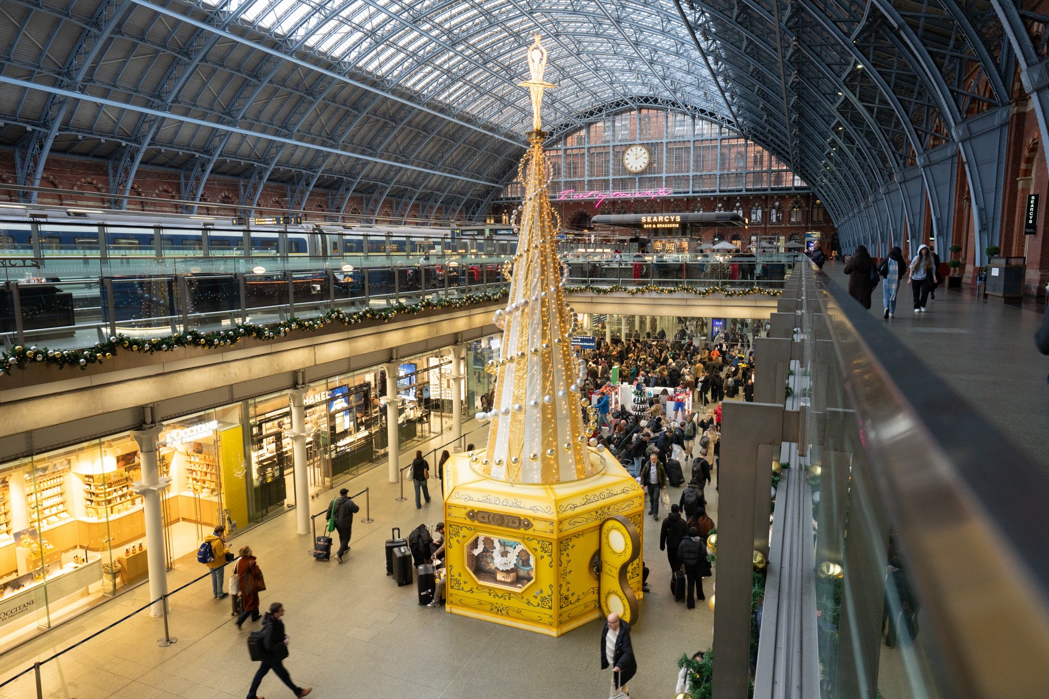 roamfreerebecca-st-pancras-station-christmas-tree-london-christmas-markets-winter-london-england-united-kingdom-europe-00908