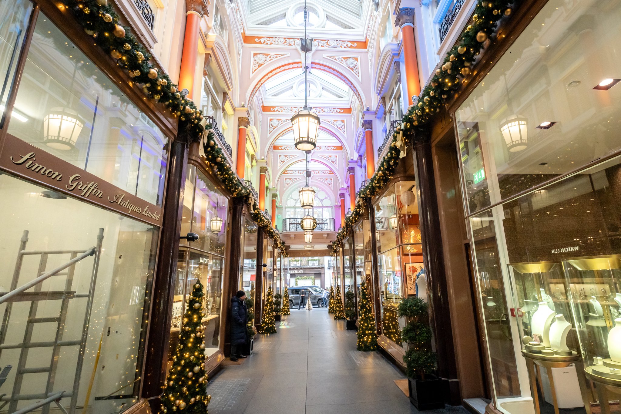roamfreerebeccas-shopping-street-christmas-tree-london-christmas-markets-winter-london-england-united-kingdom-europe-00096